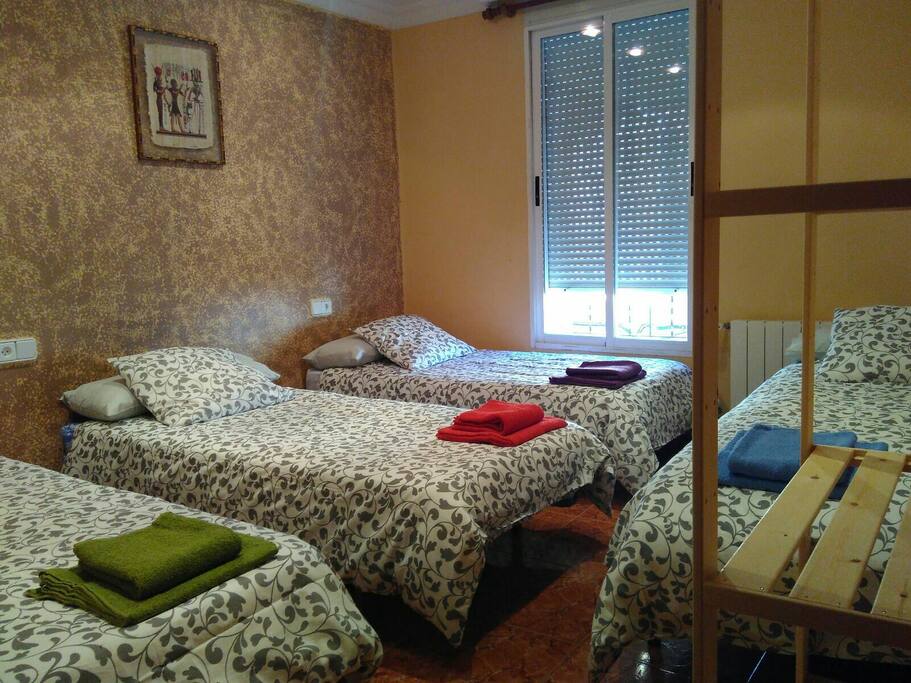 Habitación con cuatro camas.