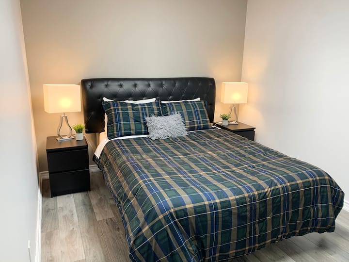 Спалня в мазето. двойно легло. Стаята няма прозорци.