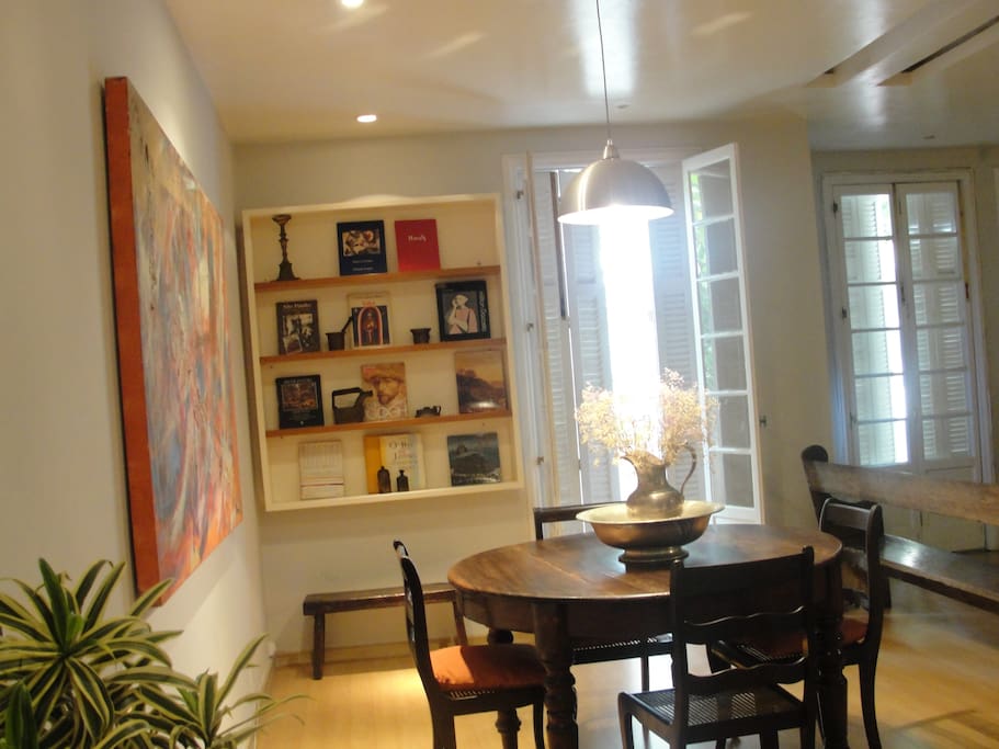 Sala de Estar com TV 42 p Smart e varanda com vista para o mar / Living room with 42p Smart TV and Balcony with view to the sea