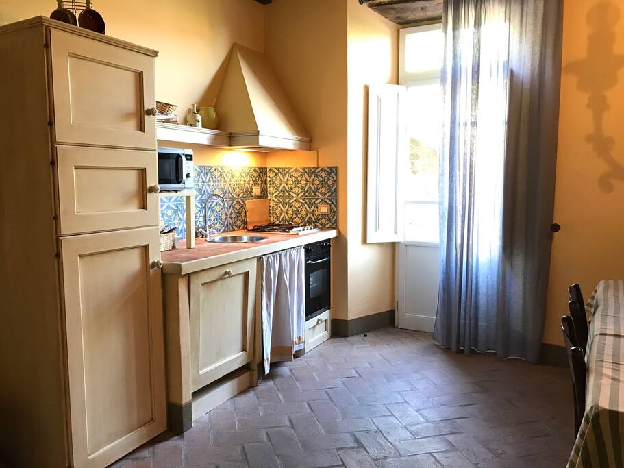 Cucina con accesso diretto alla terrazza.