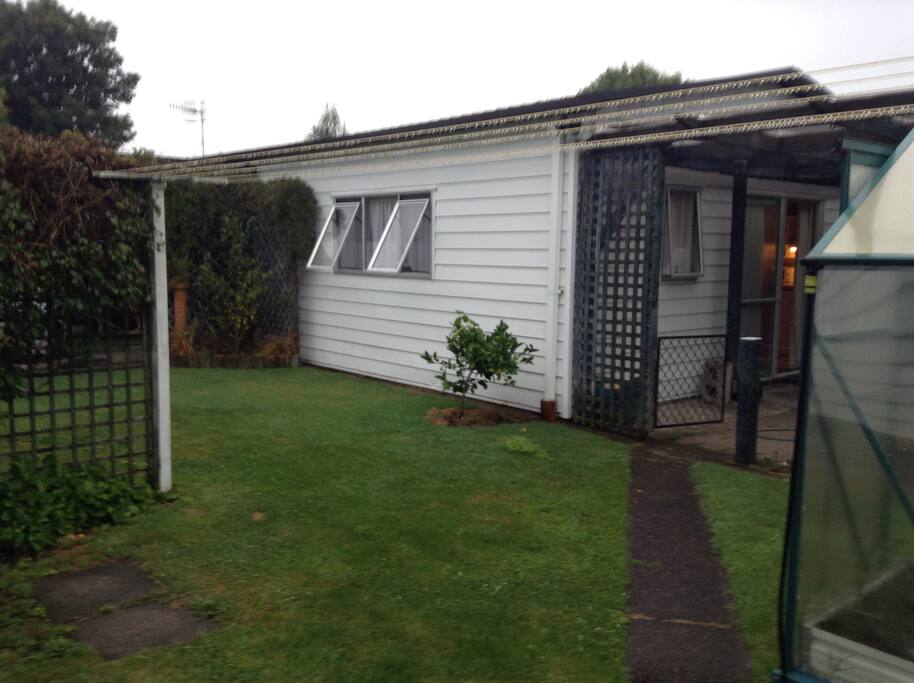 SPLASHY RISES CABIN. Fully separated from our home with free WIFI.