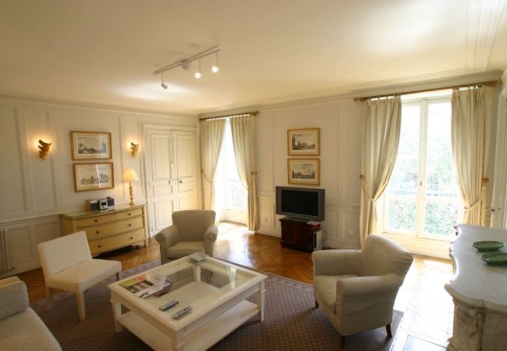 Large Parisian apartment - circa 1850 - that our family tries to maintain in comfort but keeping its old charm. We hope you'll love it!