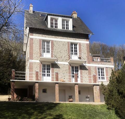 Oceanfront villa in Normandy, exceptional setting