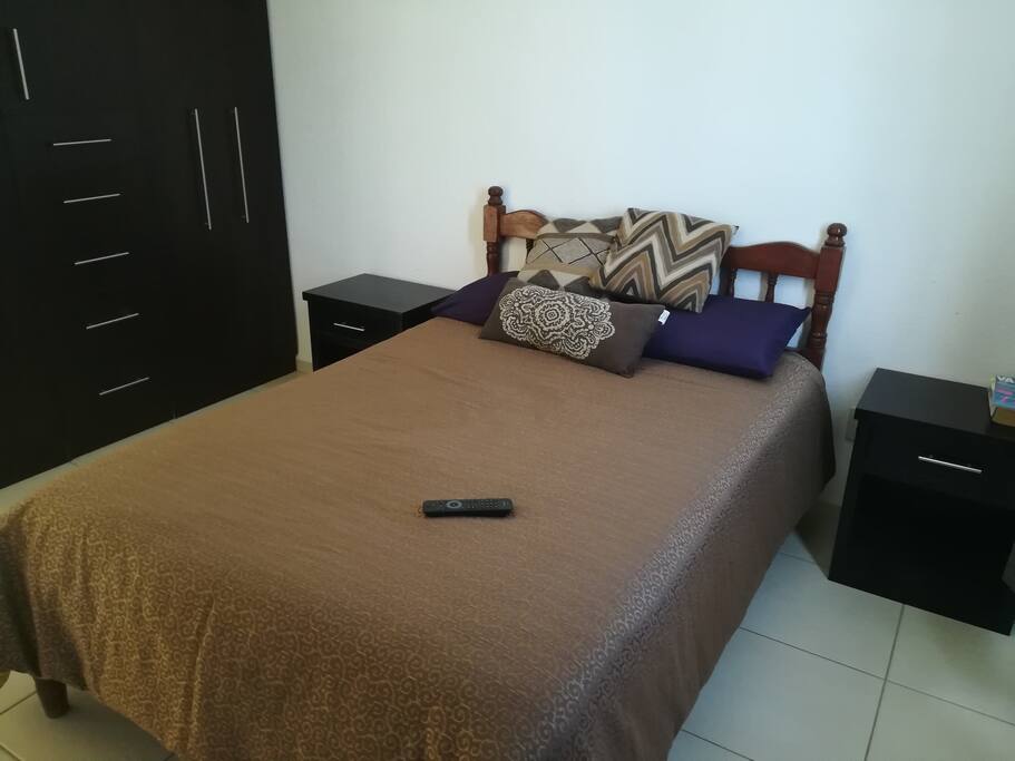 Recámara con cama matrimonial