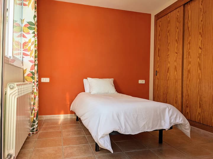 Chumba cha kulala #3 - kinaweza kuwekwa na vitanda 1-2 vya mtu mmoja au kujiunga nao ili kuunda kitanda cha watu wawili (baada ya ombi). 
Ina kabati la nguo lililojengwa na Balcony ya Kibinafsi