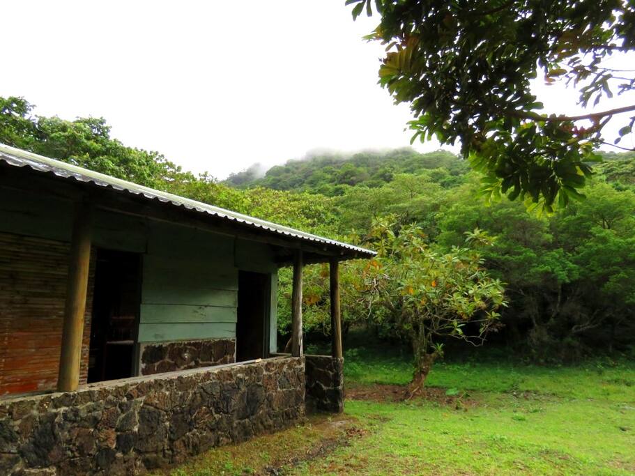 Exterior de la cabaña rústica, donde se puede disfrutar el panorama del volcán San Martín Tuxtla de fondo