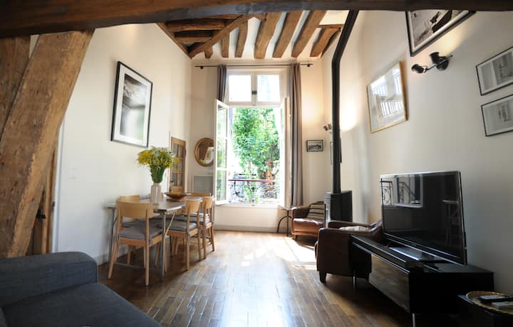 Marais 17th Century House In Hotel Particulier - París