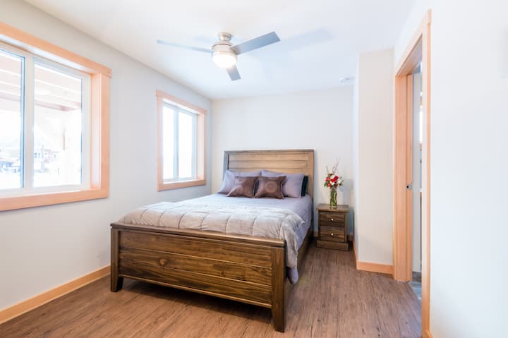 חדר שינה ראשי עם 4 חדרי רחצה צמודים וחדר ארונות