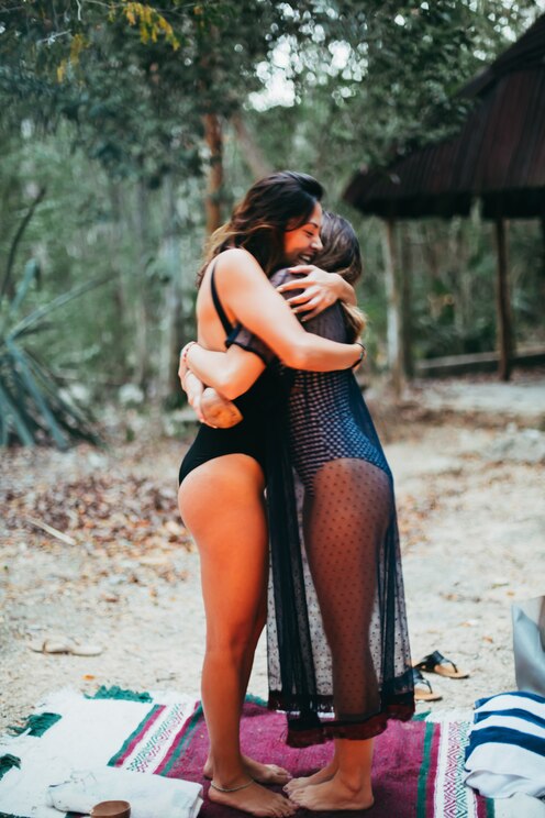 Show full-screen, host-provided image