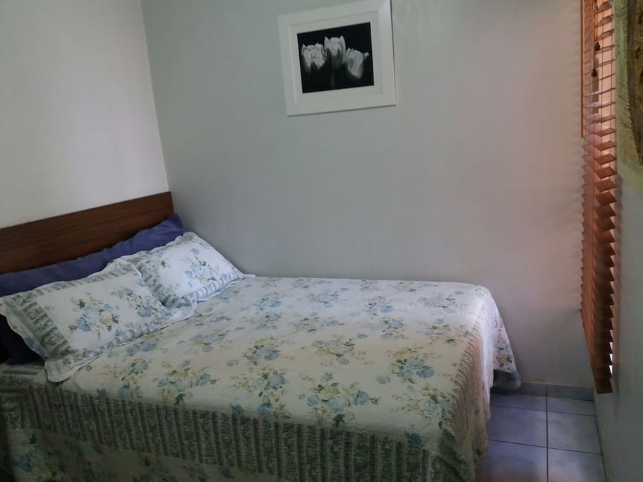 quarto com cama casal