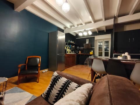 House with fireplace and moutain view