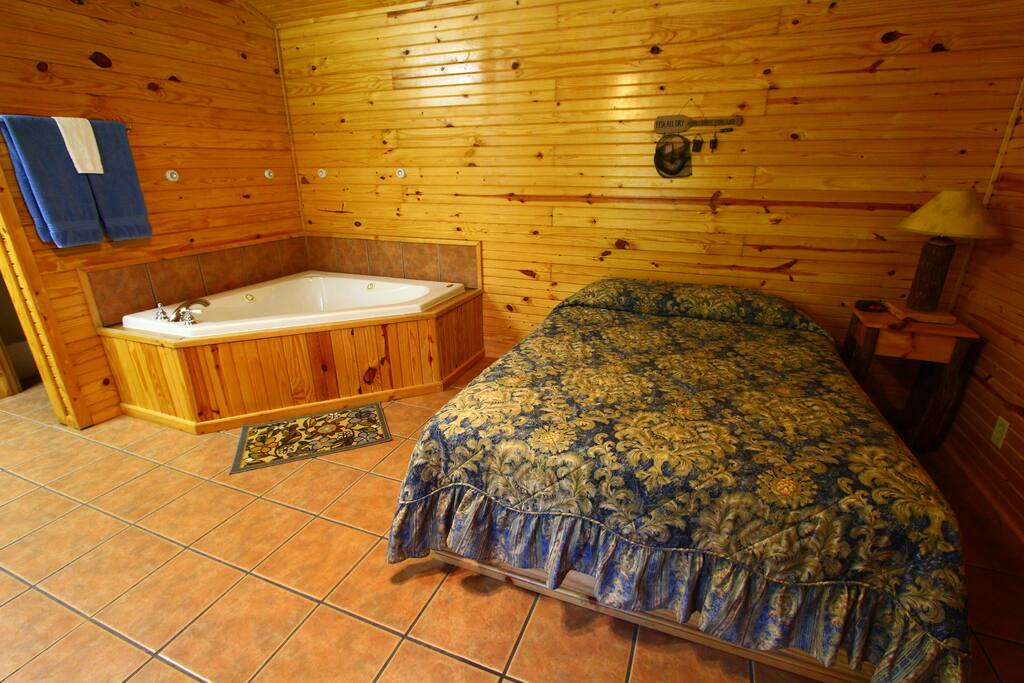 Queen Bed with Jacuzzi Tub for 2