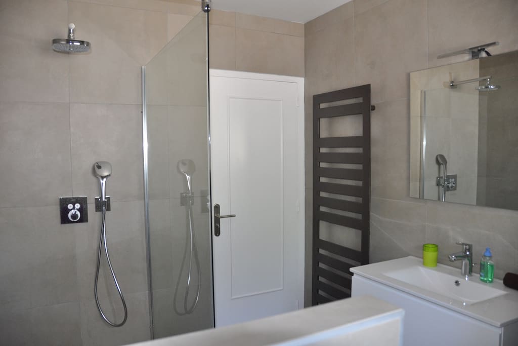 Nouvelle salle de bain douche à l'italienne à votre disposition.