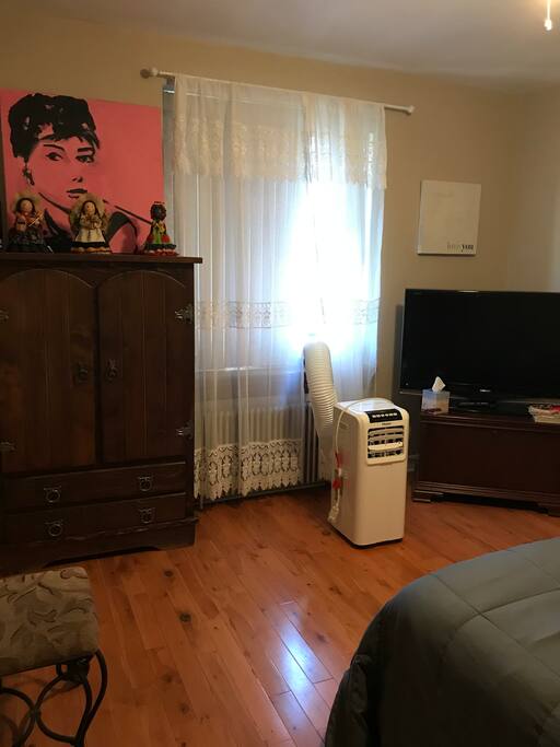 TV with Chromecast. A/C