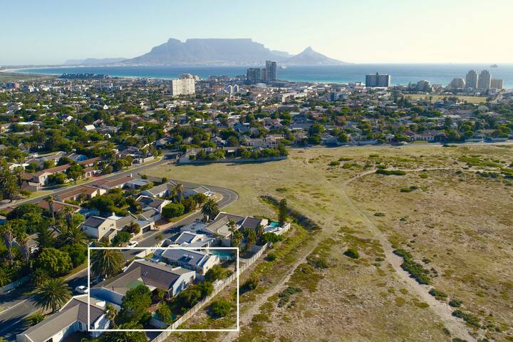 Spacious House with tropical garden and pool gallery image 3