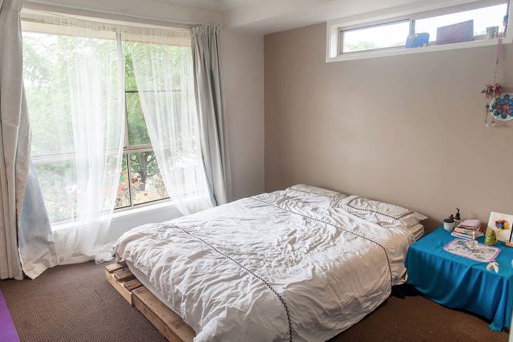 Bedroom option n°1: king size bed and on-suit bathroom