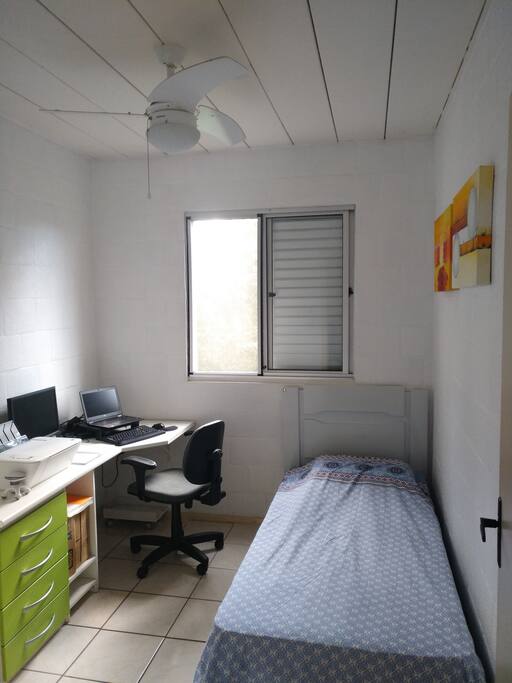 Quarto com escrivaninha