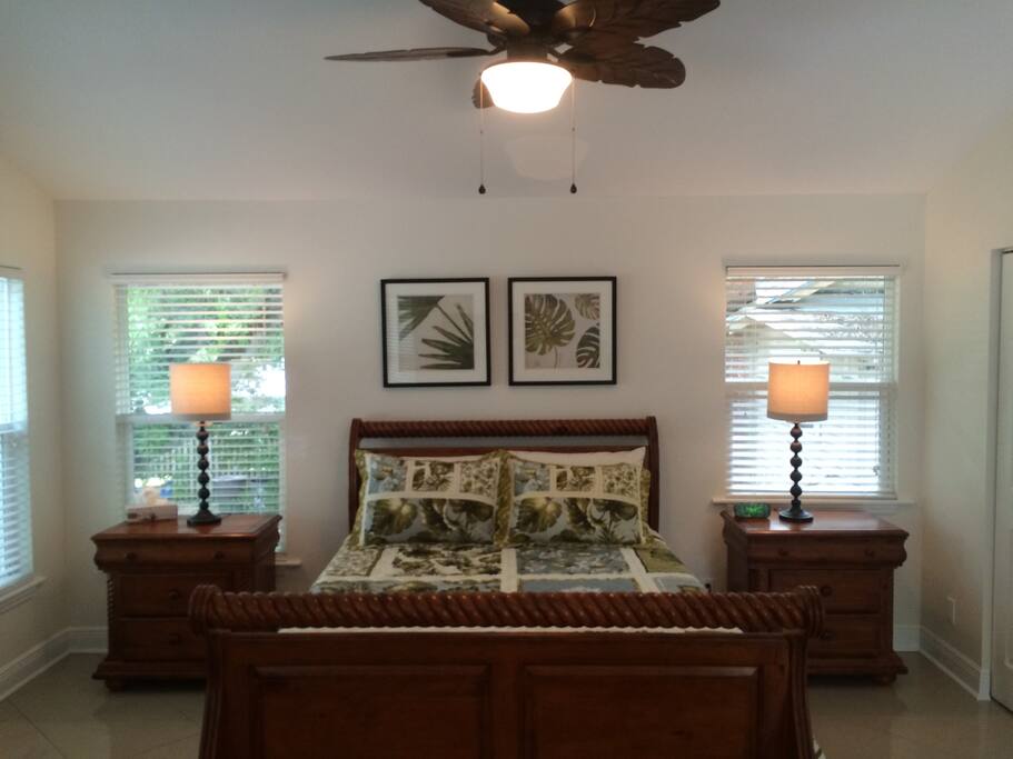 Queen size bed (large closet to the right hand side).