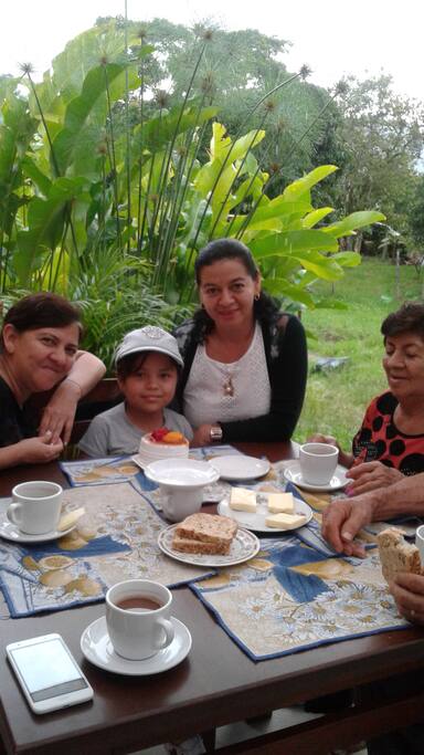 Compatiendo con la familia en el comedor auxiliar de la casa.