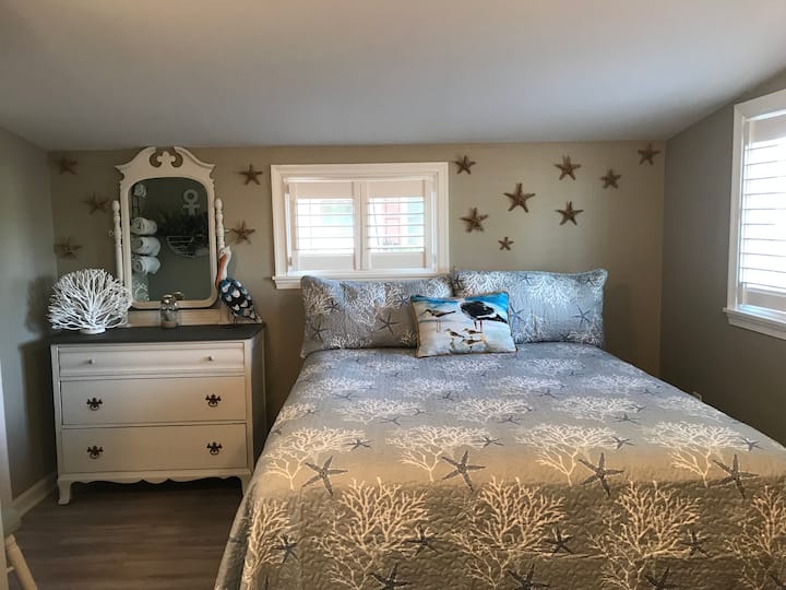 غرفة النوم الرئيسية - سرير بحجم وسط