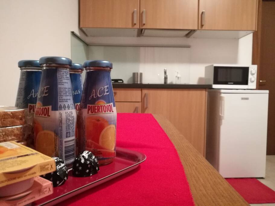 cucina, con frigorifero