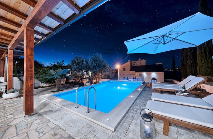 Charming Seaside Home With A Swimming Pool Houses For Rent In Ražanj šibensko Kninska županija Croatia