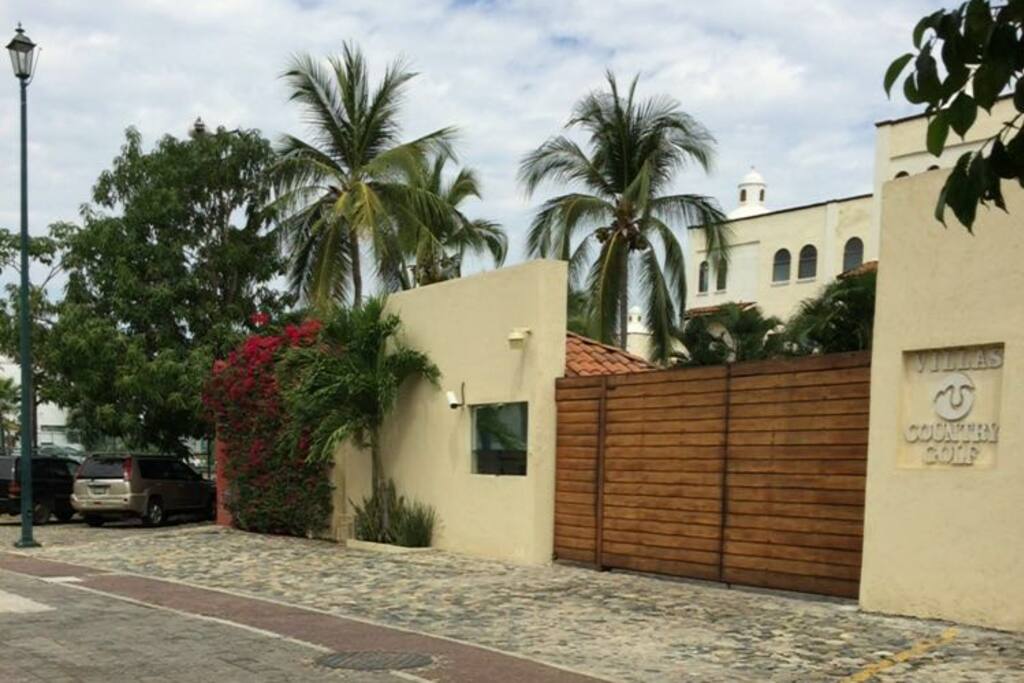 Entrada al condominio