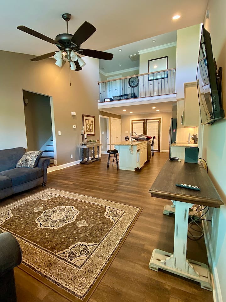 Spacious 4bd/4.5ba Home Close To Downtown & Lr! - Hickory, NC