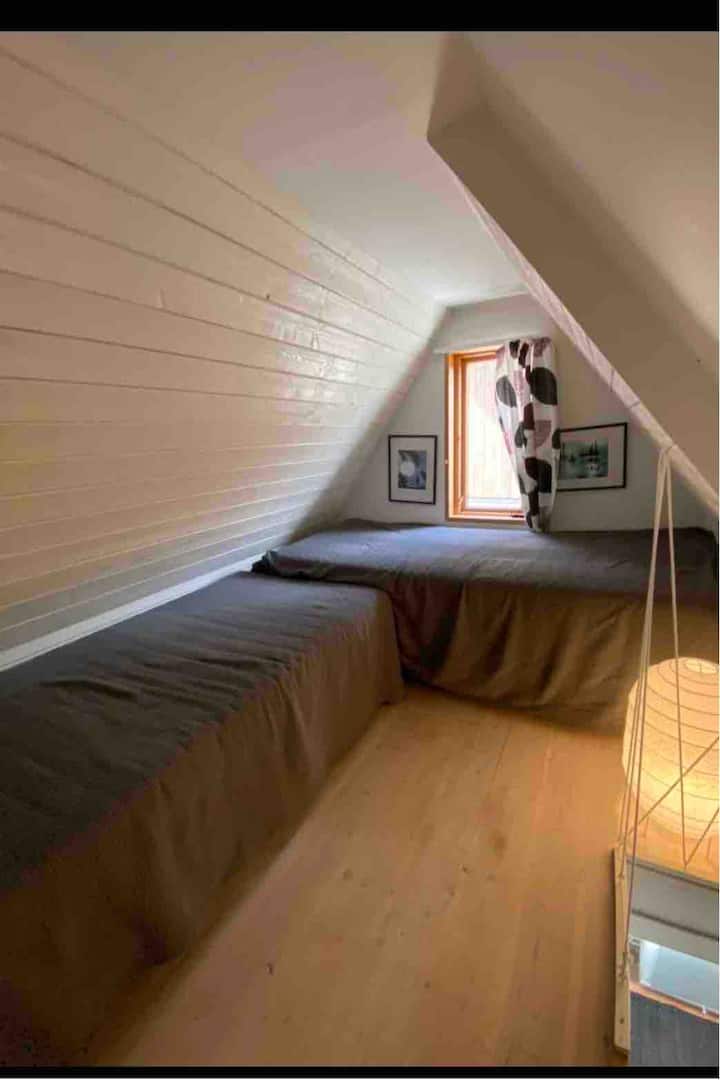 Fjetja e 2 krevateve 90x200. Mund të vendoset pranë njëri-tjetrit për të marrë një krevat dopio 