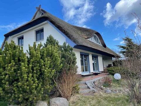 Reetvilla Landarzt - Secluded location 3,000m2 property