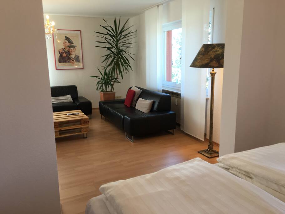 Blick vom Schlafbereich ins Wohnzimmer