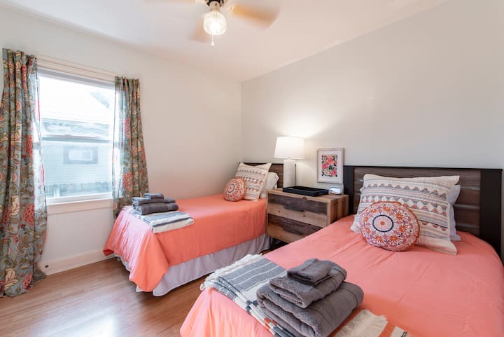 三楼一楼卧室装饰精美，包括两张舒适的单人床。 