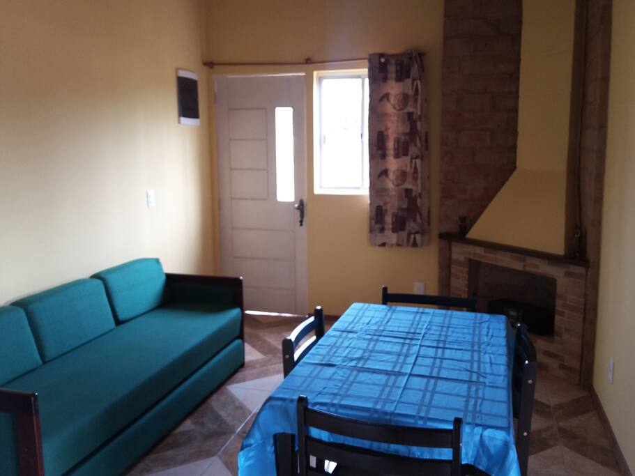 La comodida del hogar y la estufa a leña.