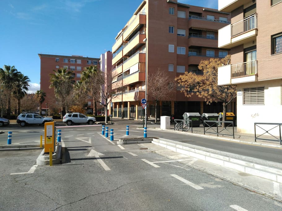 por aquí, se entra...es fácil....antes de llegar a la señal de taxis, te introduces por la primera salida, y nos ves.
1a