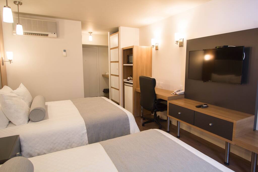 La plus grande chambre de l'hôtel de 300 pieds carrés est idéale pour une famille et ses 2 enfants