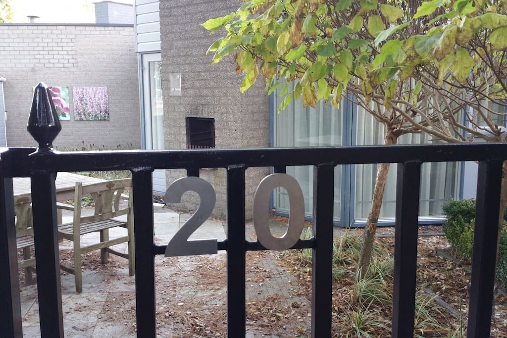 een toegangshek waarmee u direct in de tuin met huisdeur komt en waar u aan de straat kunt parkeren