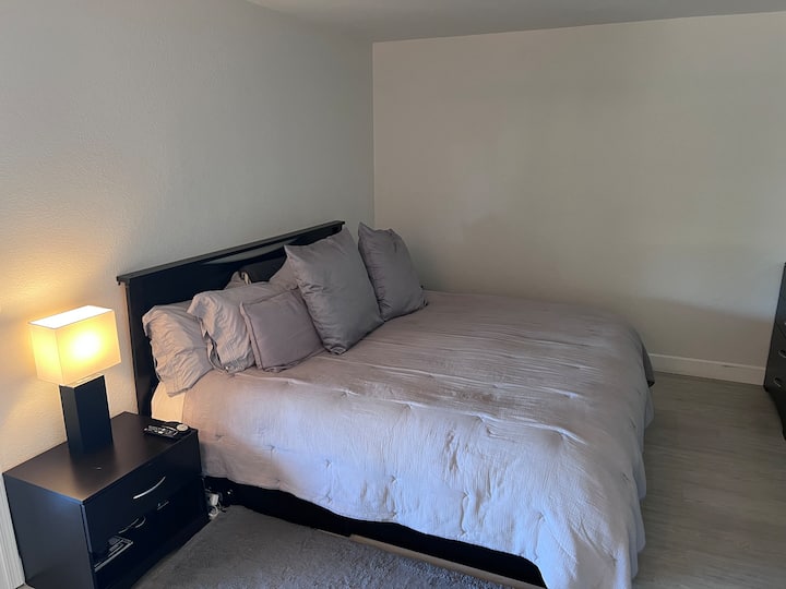 主卧配有极其舒适的记忆、泡沫、特大号床。 