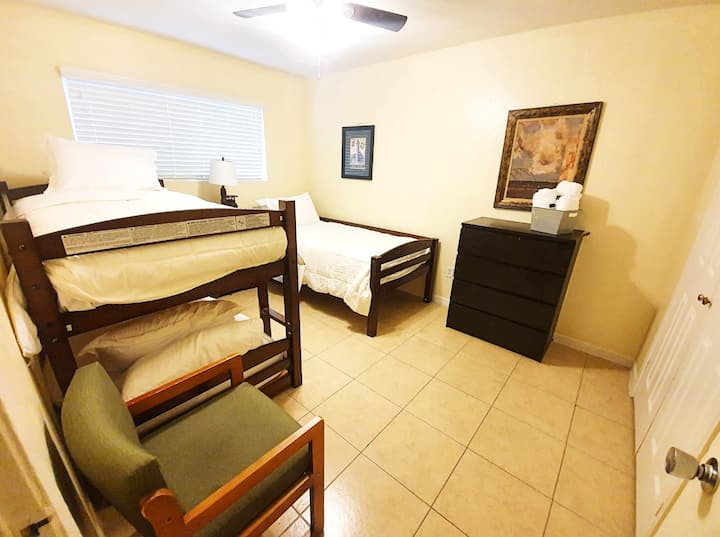 3 dvojlôžkové postele, ktoré môžu ubytovať 3 dospelé osoby alebo 6 detí