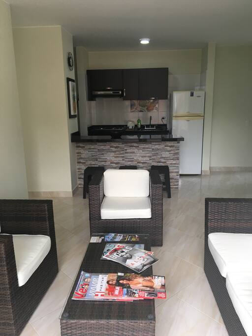 Sala, sillones, revistas