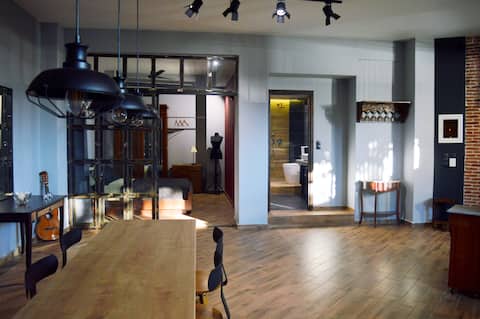 Top Airbnb: 90m² Industrial Loft at Filopapou Hill / Acropolis in ΦΙΛΟΠΑΠΠΟΥ