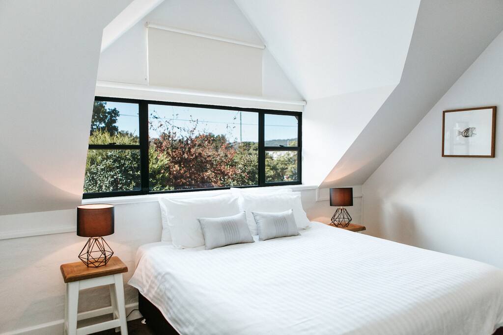 The Berry Inn King Bed Room 5