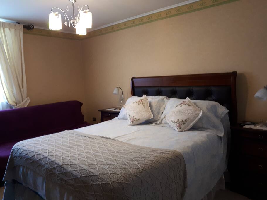 Dormitorio principal mas un sofá cama