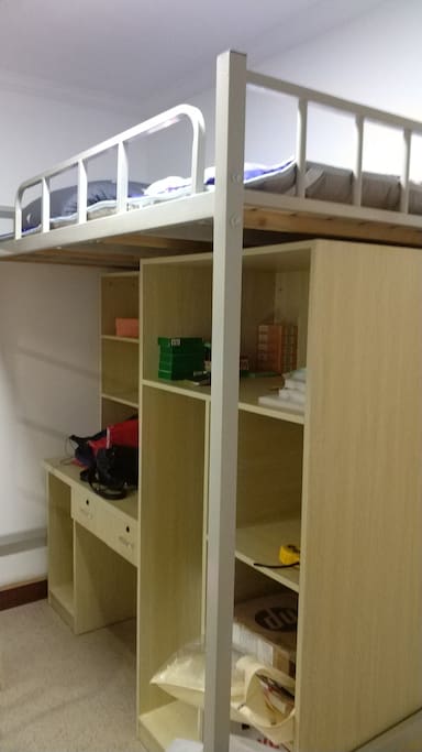 全新配套的柜子,有写字台。Cabinet with writing table and reading light.