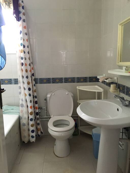 Salle de bain avec baignoire