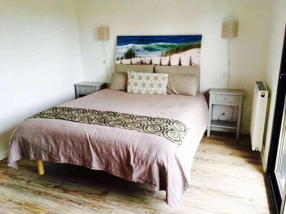 Chambre en rez de chaussée, lit queen size