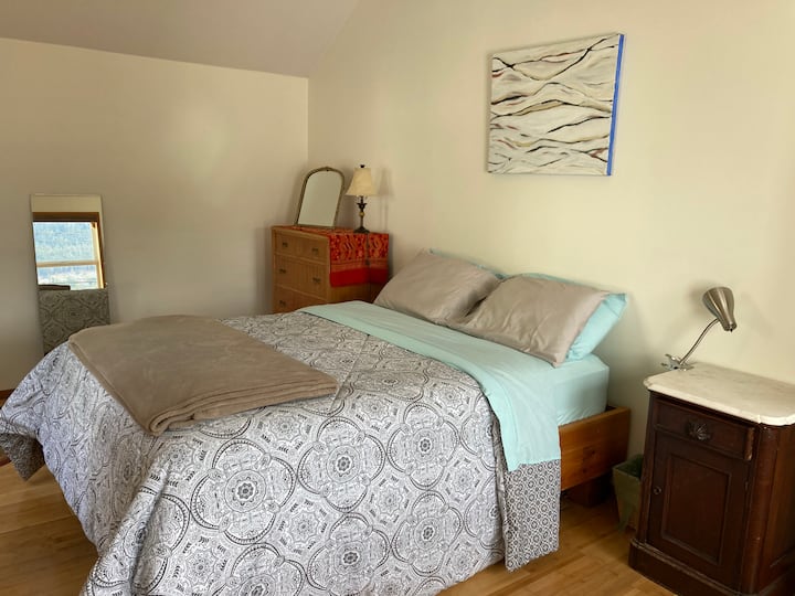 主卧室天花板高，光线充足