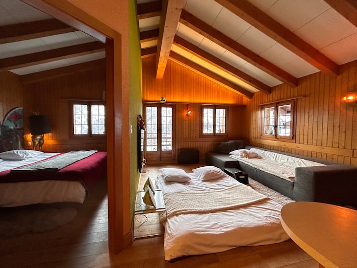 Here's how you'll sleep in the +3 ADULT configuration.
Floor mattress, living room, which are stored in the large bedroom by day.
We generally recommend a 3 rd adult, plus two children, in 5-person configuration.