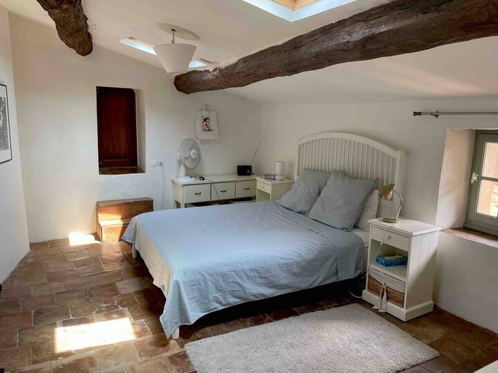 Habitación 2 con cama matrimonial en planta alta. La habitación tiene dos tragaluces para ver el cielo estrellado y las vistas de los callejones.
