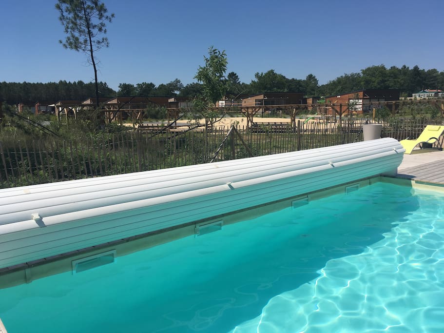Vue depuis la piscine sur entrée du Parc Casa Lenha