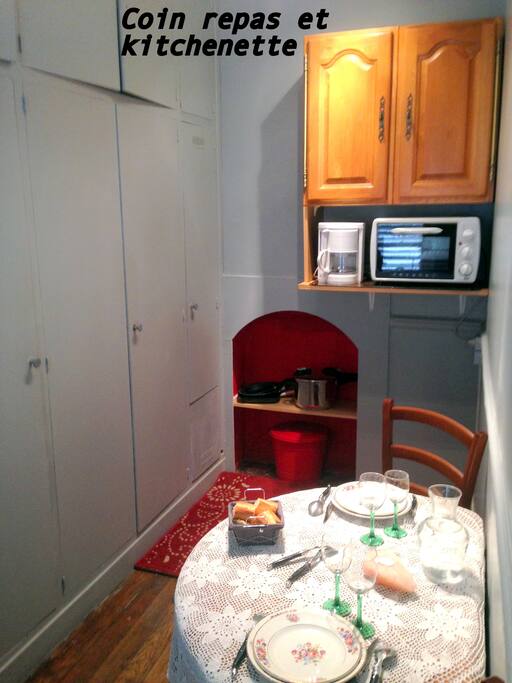 Coin repas dans kitchenette séparée de la cambre principale